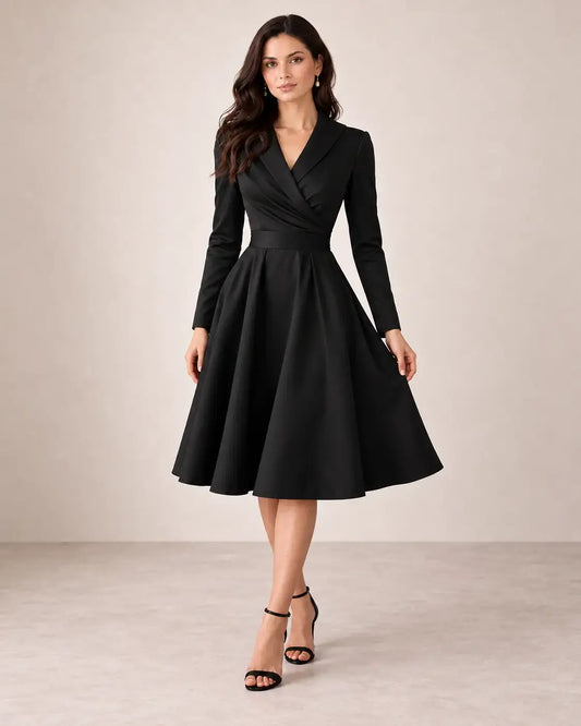 Vestido Cashia París negro en modelo morena talla S, vista frontal de cuerpo entero, escote cruzado y falda midi.