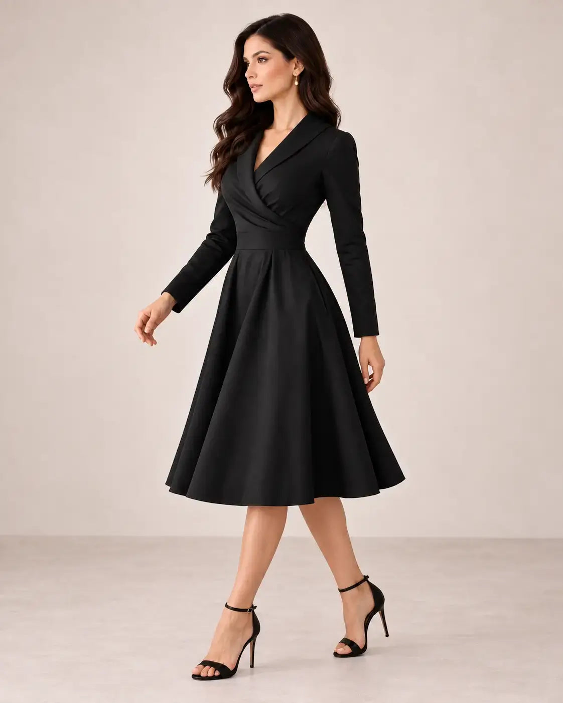 Vista de perfil del vestido Cashia París negro en modelo morena talla S, con cintura marcada y falda midi.