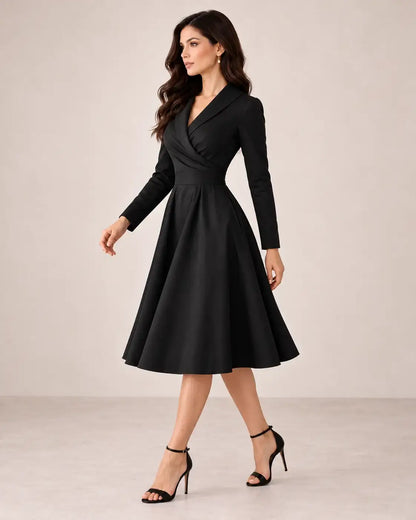 Vista de perfil del vestido Cashia París negro en modelo morena talla S, con cintura marcada y falda midi.