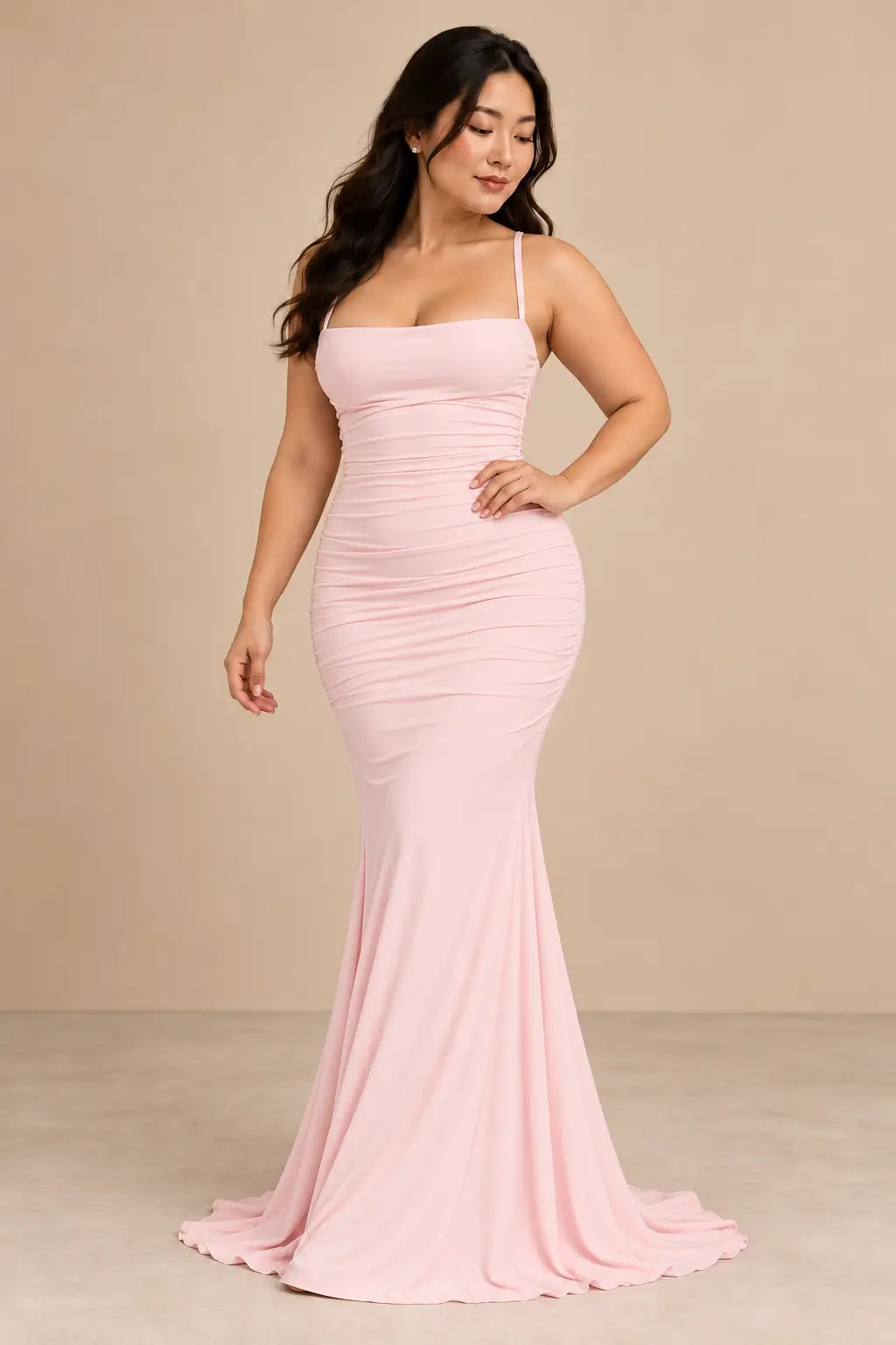 Vestido Cashia Ravello rosa, talla L, sobre modelo asiática con pelo suelto.