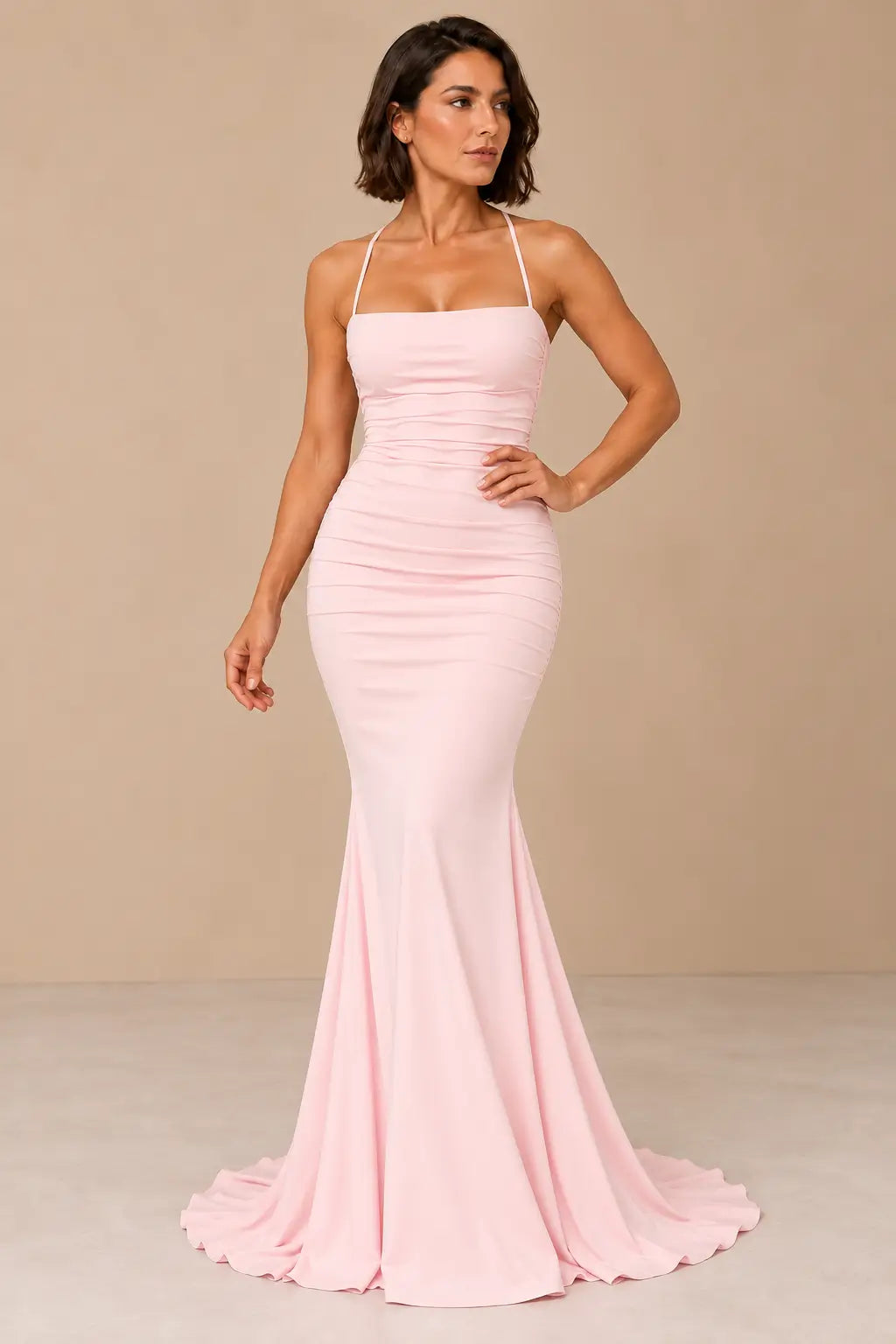 Vestido Cashia Ravello rosa, talla M, sobre modelo con corte bob.