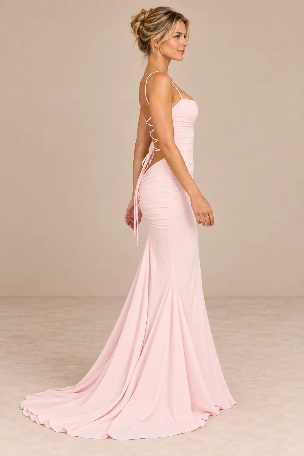 Vestido Cashia Ravello rosa, talla S, vista de perfil con cuerpo fruncido y cola.