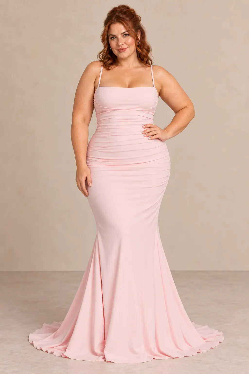 Vestido Cashia Ravello rosa, talla XL, sobre modelo pelirroja, con cuerpo fruncido y falda sirena.