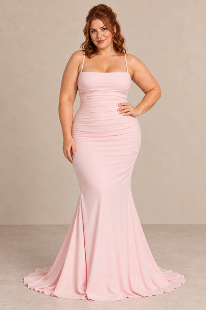 Vestido Cashia Ravello rosa, talla XL, sobre modelo pelirroja, con cuerpo fruncido y falda sirena.