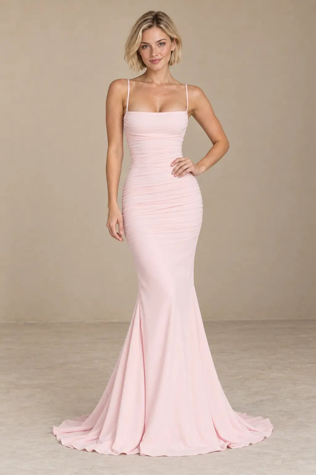 Vestido Cashia Ravello rosa, talla XS, sobre modelo rubia de pelo corto.