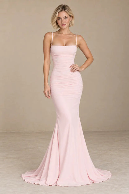Vestido Cashia Ravello rosa, talla XS, sobre modelo rubia de pelo corto.