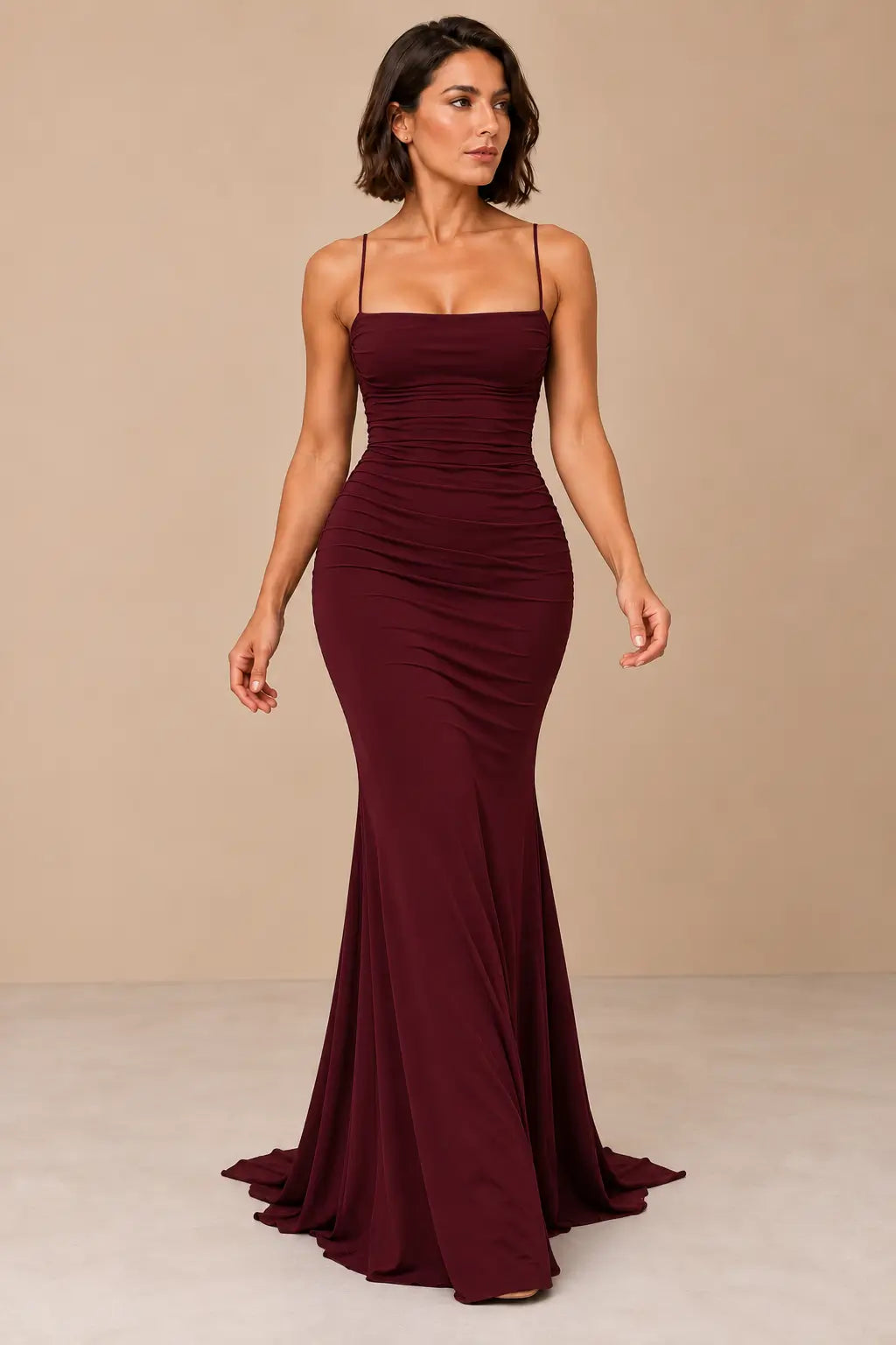 Vestido Cashia Ravello vino tinto, talla M, sobre modelo con corte bob.
