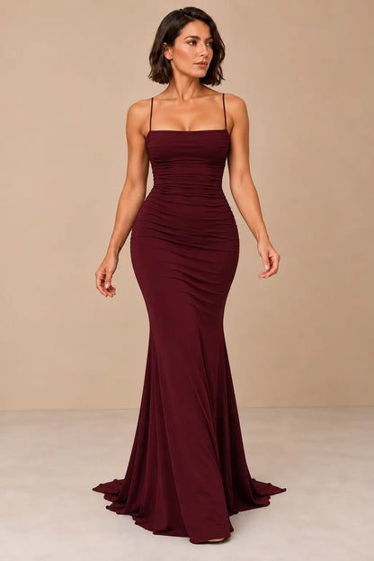 Vestido Cashia Ravello vino tinto, talla M, sobre modelo con corte bob.