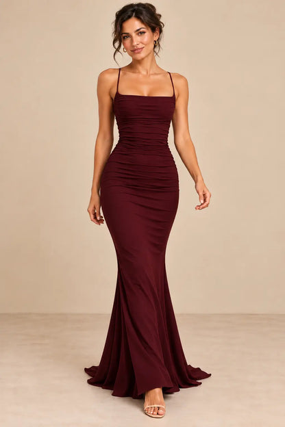 Vestido Cashia Ravello vino tinto, talla S, sobre modelo morena con recogido.