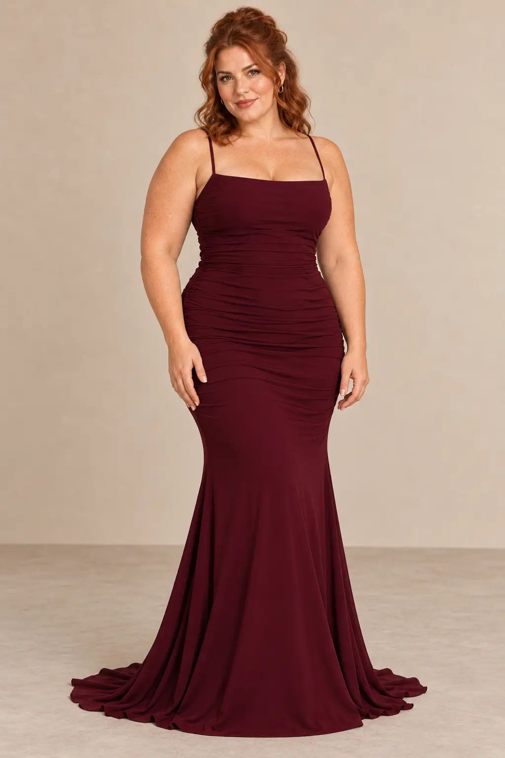Vestido Cashia Ravello vino tinto, talla XL, sobre modelo pelirroja, con tirantes finos y falda sirena.