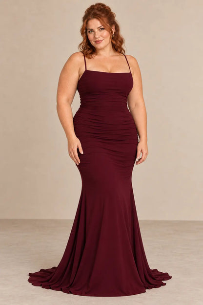 Vestido Cashia Ravello vino tinto, talla XL, sobre modelo pelirroja, con tirantes finos y falda sirena.