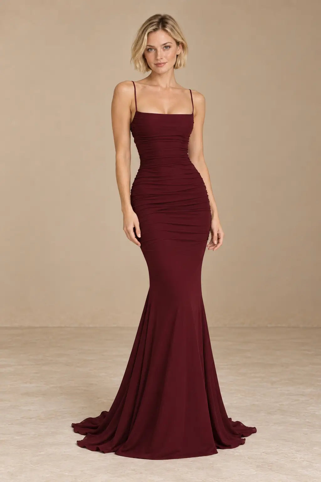 Vestido Cashia Ravello vino tinto, talla XS, sobre modelo rubia de pelo corto.