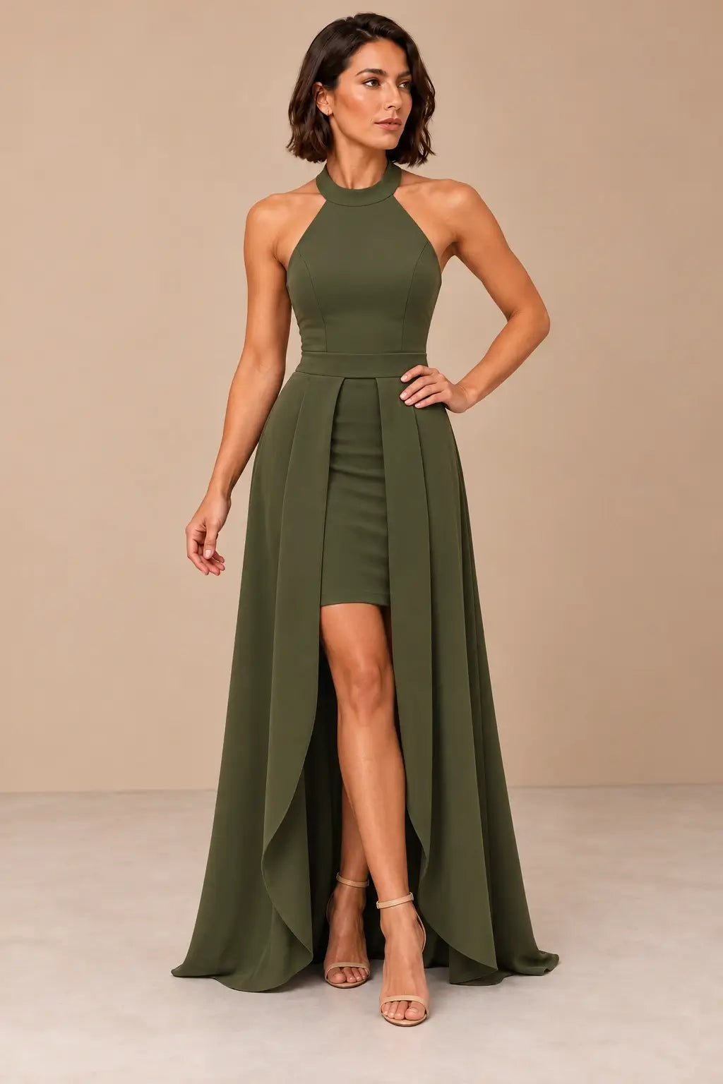 Vestido Cashia Rávena verde oliva, talla M, vista frontal con cuello halter y sobrefalda abierta.