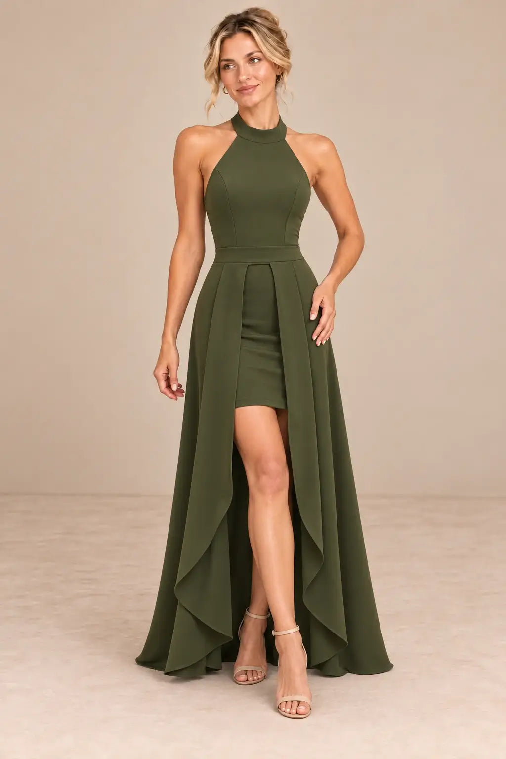 Vestido Cashia Rávena verde oliva, talla S, vista frontal con cuello halter y sobrefalda abierta.