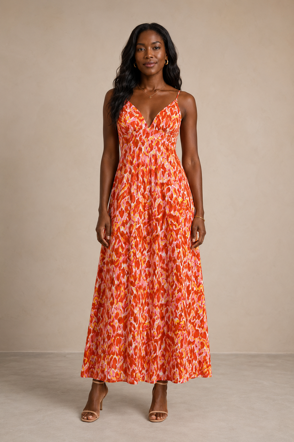 Modelo de raza negra con Vestido Cashia Salerno estampado, vista frontal de cuerpo entero.
