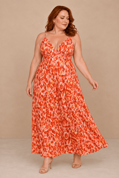 Vestido Cashia Salerno rojo estampado en modelo pelirroja talla XL, con tirantes finos, escote en V y falda larga fluida.