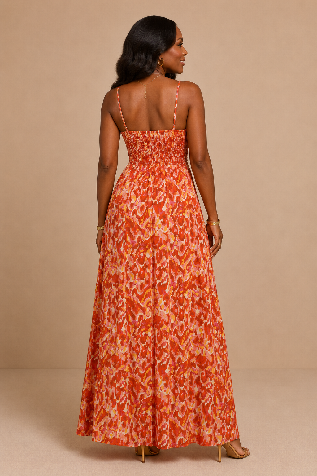 Vista de espalda del Vestido Cashia Salerno rojo largo con tirantes finos, espalda recta y cintura elástica.