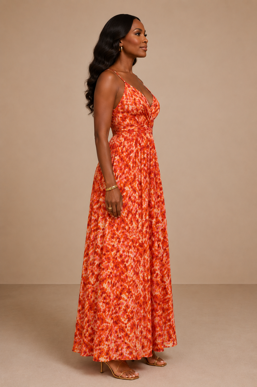 Modelo de raza negra con Vestido Cashia Salerno rojo largo, vista de perfil, escote en V y caída fluida.