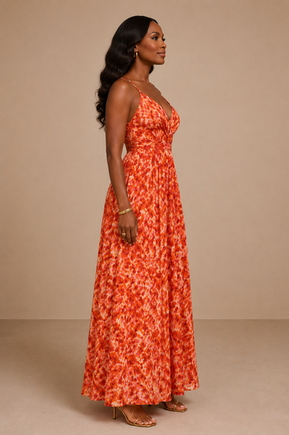 Modelo de raza negra con Vestido Cashia Salerno rojo largo, vista de perfil, escote en V y caída fluida.