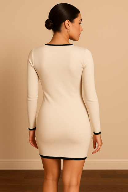 Vestido Cashia Seattle, color crudo, entallado y con detalles en negro, vista de espaldas