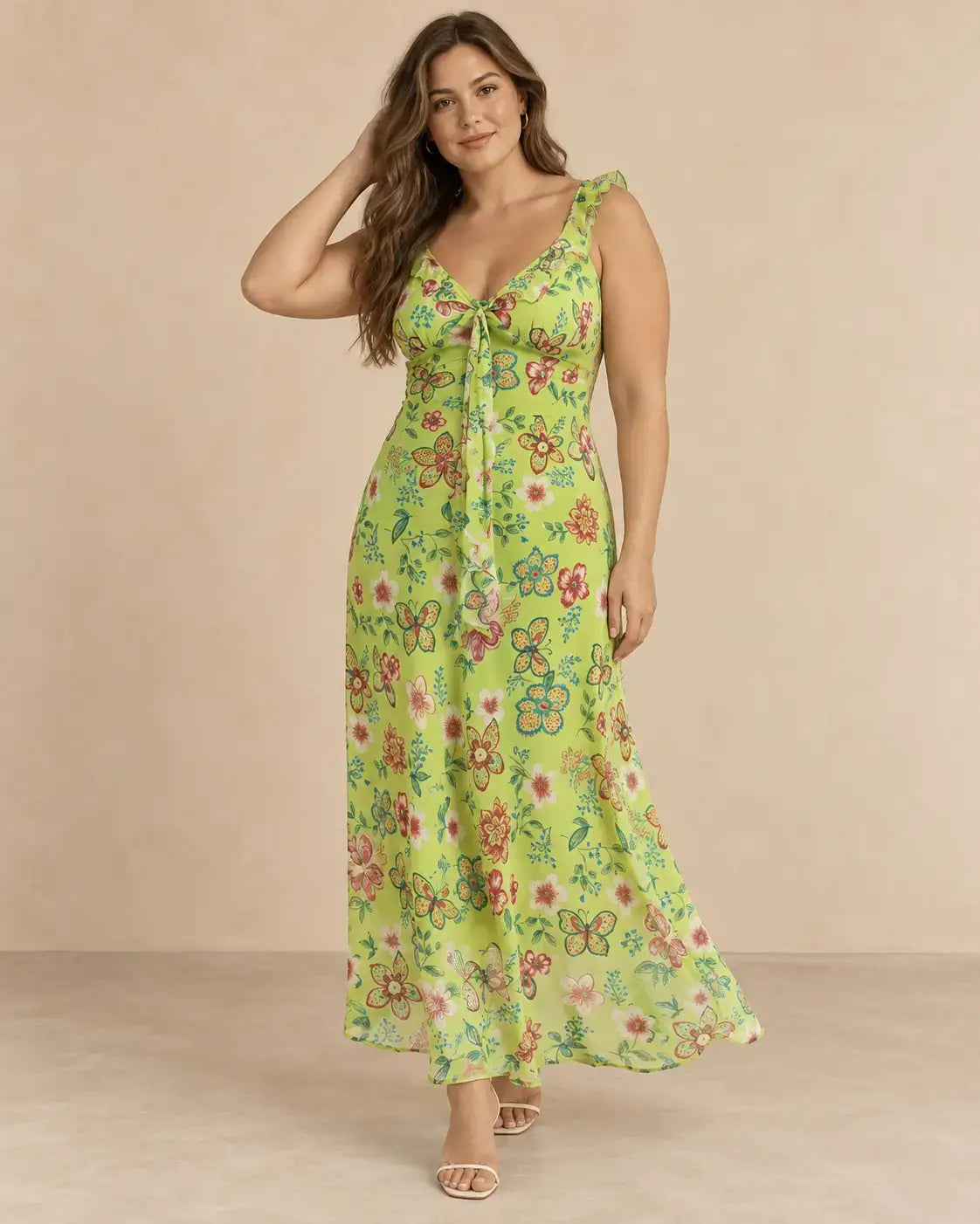 Modelo Cashia talla L con vestido largo verde lima de flores y mariposas, escote en V con lazada y tejido de caída natural.